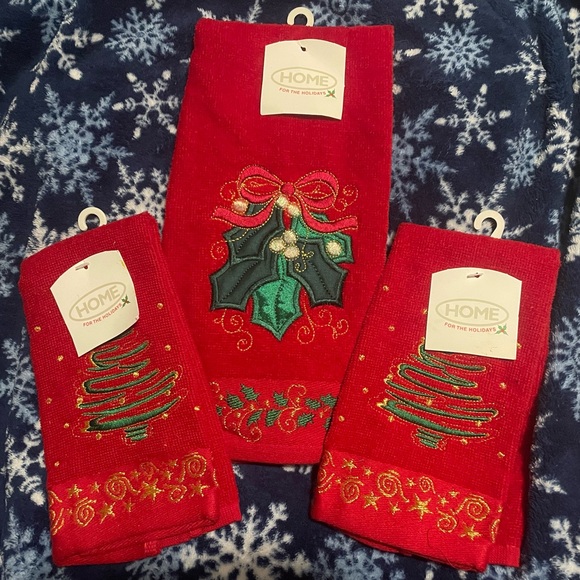 Vintage NWT set of 3 Y2K Christmas hand towels embroidered mistletoe x-mas trees - Picture 1 of 12